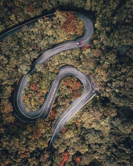 俯瞰蜿蜒山路、凝視著山友上山的髮夾彎路途...