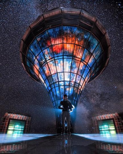 炫彩奪目的宇宙塔，夜晚中映照出超有科技感的星空畫面...