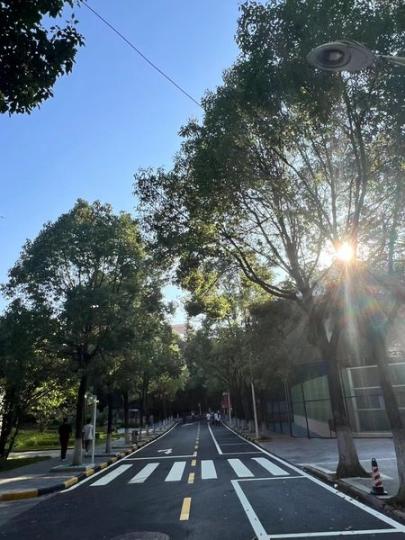 光影里的贵阳，去网球场路上的美景！...