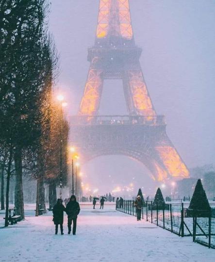 迷濛的下雪天，雖然讓艾非爾鐵像是蒙上一層灰...