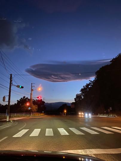 在滿天星星的夜空裡，游出了一隻巨大鯨魚～...