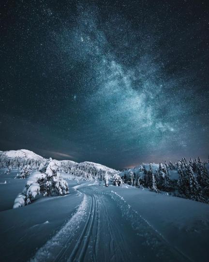 白雪覆蓋下的公路，遠望過去顯得特別冷冽...