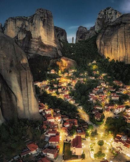 希臘的卡斯特拉基小鎮，晚上點燈的山城景色...