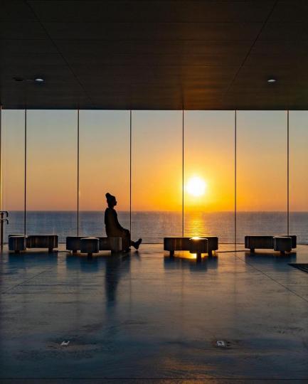 欣賞夕陽美景！絕美玻璃屋車站「懸在大片湛藍海洋」...