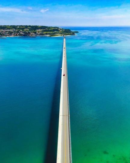 筆直跨海大橋「兩側被湛藍海洋包圍」...