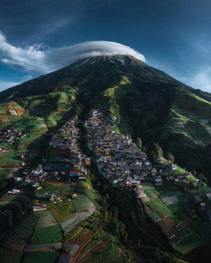 印尼這個小鎮的房屋沿著山脈蓋上去...