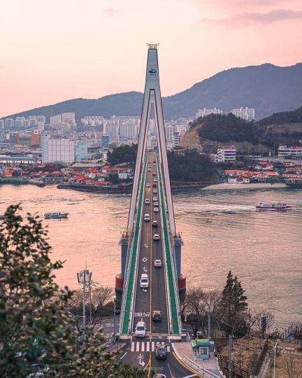 跨島大橋呈現超級大三角...