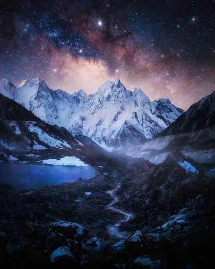 仰望雪山與滿天星斗，喜馬拉雅山或許就是現實中的天堂...