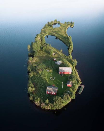 芬蘭一處湖心小島上頭的小屋超可愛...