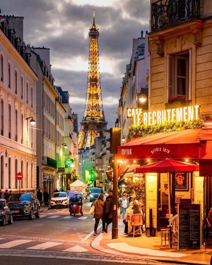 法國的美就是即使站在街角小店也能看到...