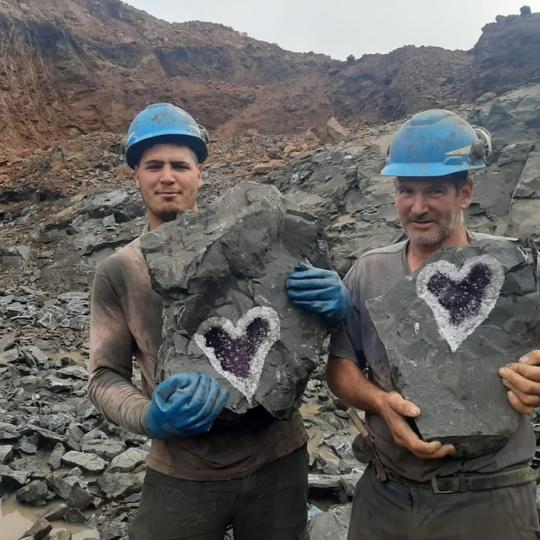 礦工意外挖出了愛心型的紫水晶礦石...
