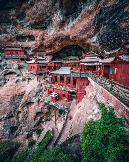 中國的福建甘露寺外觀是由一根木柱支撐...