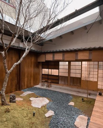 咖啡廳內藏著竹林小碎石步道...