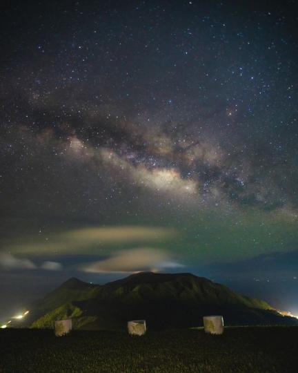 在氣象站看著滿天星斗...