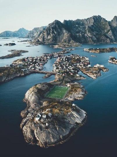 挪威小島上居然有足球場...