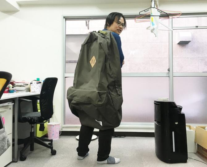花了7000元買包包「收到後尺寸比人還大」...