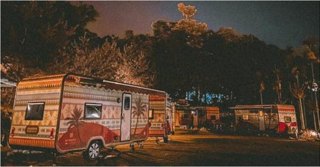 露營車裡也有冷氣， 夏天去住也不怕會熱到流汗...