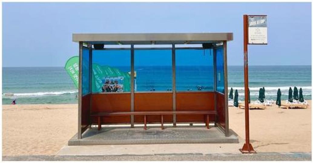 沙灘邊的超美公車站......