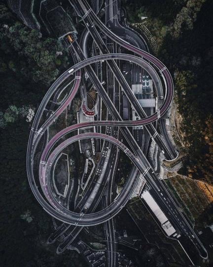 日本東京錯綜複雜的高速公路...