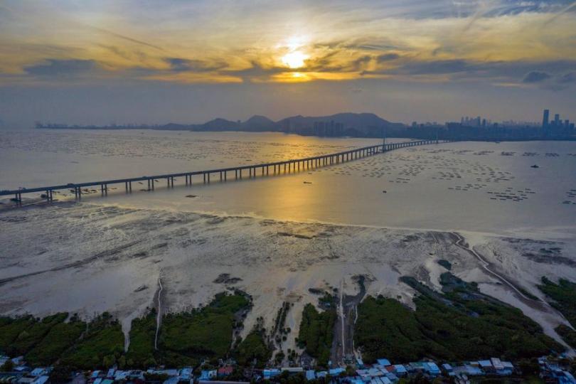 【風景獨好後海灣】
在香港新界的西北邊緣,放眼與深圳蛇口半島之間的後海灣,滿目綺麗風景。朝看雲蒸霞蔚,暮賞落日金波,如果不是偏僻路遠,一定會遊人如鯽。攝影愛好者或者會慶幸後海灣的偏遠,才能留下那麼美麗... 【風景獨好後海灣】
在香港新界的西北邊緣,放眼與深圳蛇口半島之間的後海灣,滿目綺麗風景。朝看雲蒸霞蔚,暮賞落日金波,如果不是偏僻路遠,一定會遊人如鯽。攝影愛好者或者會慶幸後海灣的偏遠,才能留下那麼美麗...