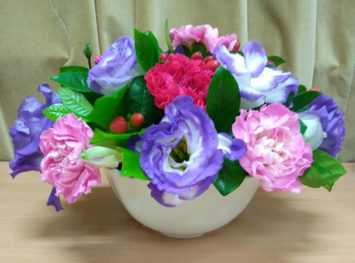 餐桌花
花材：康乃馨、洋桔梗、紅豆、白蟬葉
回望都覺得美！...