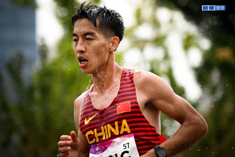 在2023福岡國際馬拉松賽上，中國選手楊紹輝以2小時07分09秒完賽，刷新了中國馬拉松紀錄。...