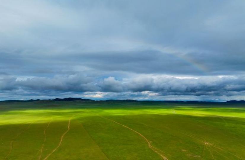 Photos taken on Tuesday show the scenery of a grassland...
