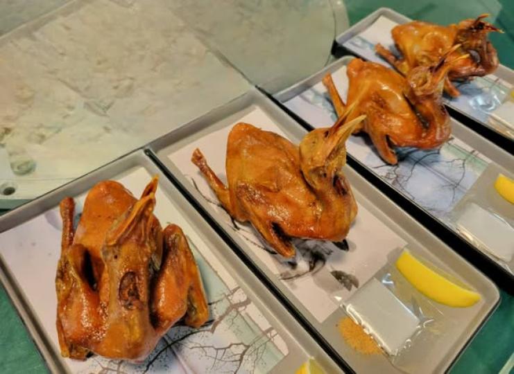 一坐下先點紅燒乳鴿整隻上...