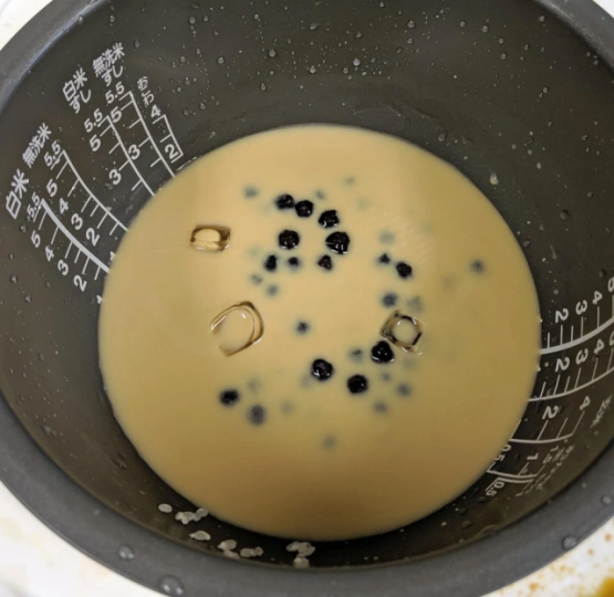 他突發奇想「用電鍋做珍珠奶茶飯」...
