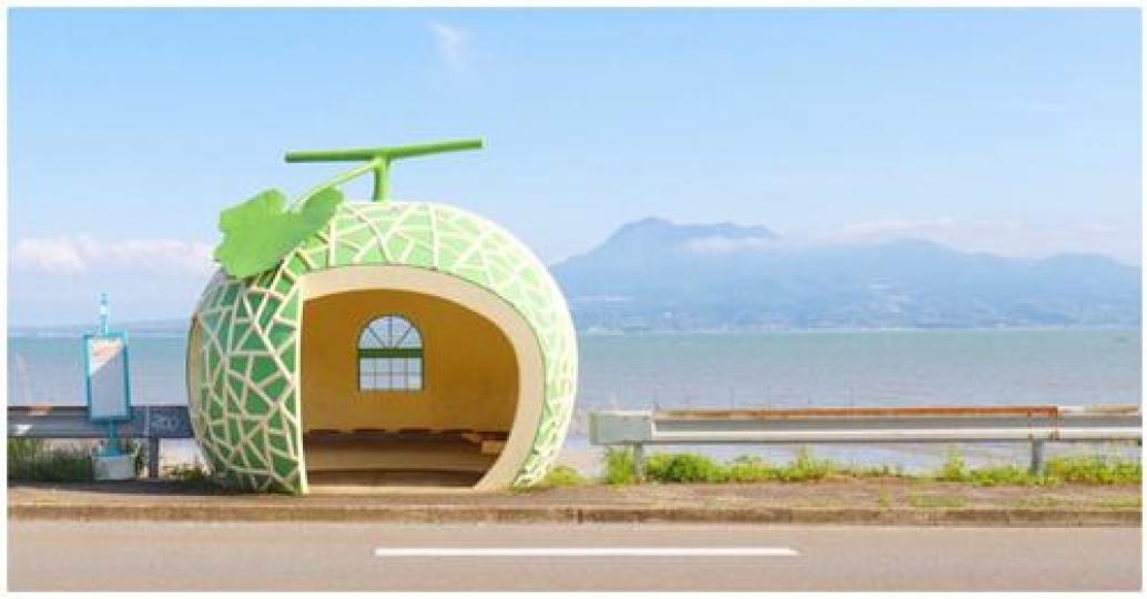 草莓和橘子造型的公車站也好可愛...
