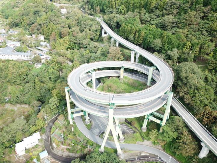 20層樓高「最美也最危險的螺旋道路」...