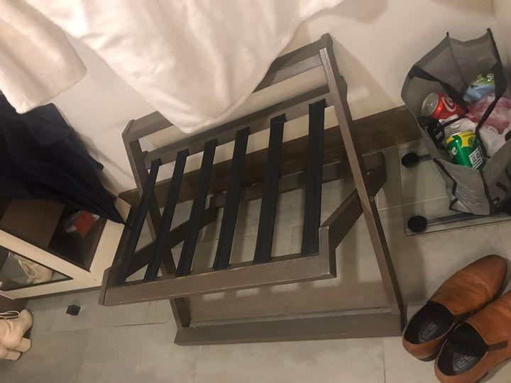 飯店角落發現「奇怪小矮椅」...