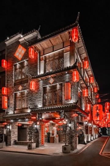 200顆大紅燈籠高掛巷弄上空...