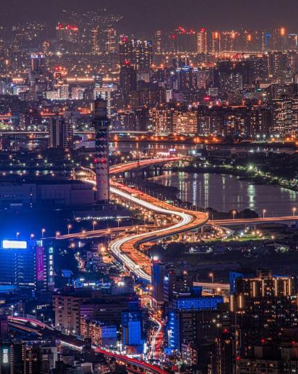 S型公路在城市中優雅穿梭.......