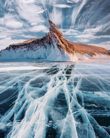 作為「世界上最深湖泊」的貝加爾湖，藍湖加冰上的美景宛如一副畫...