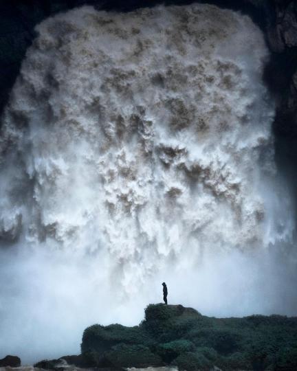 貴州壯觀又神秘的羊皮洞瀑布...