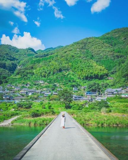 無欄杆小橋「橫跨寶石湛藍河川」超夢幻...