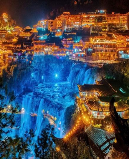 位於湖南的芙蓉鎮是一座位於瀑布上方的千年古蹟...