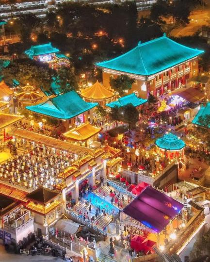被稱為「香港最靈廟」的黃大仙祠...