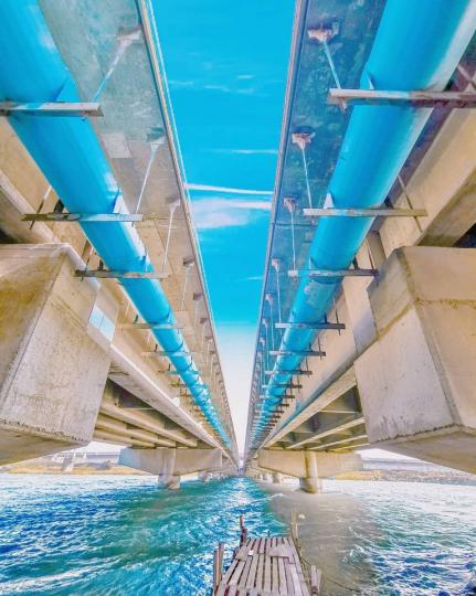 有著無限延伸感的高空大橋...