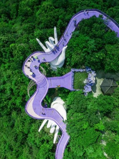 「超浪漫紫色棧橋」巨手超魔幻...