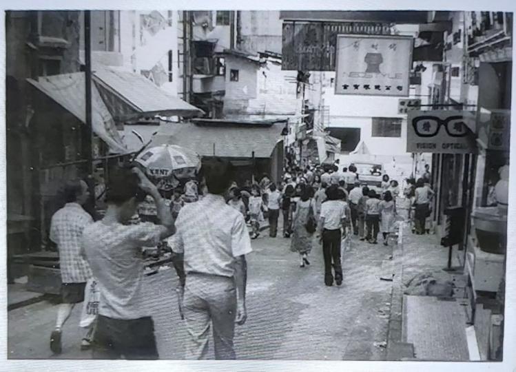 1970年  中環閣麟街望見中環街市...
