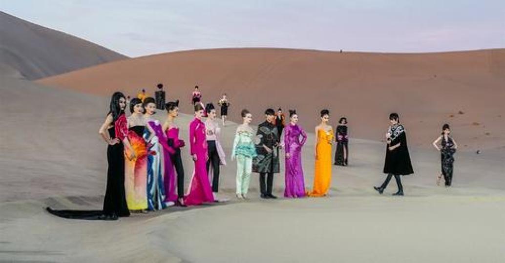 On June 1, a truly exceptional fashion show unfolded in the heart of the Mingsha Mountain (Sing Sand... On June 1, a truly exceptional fashion show unfolded in the heart of the Mingsha Mountain (Sing Sand...