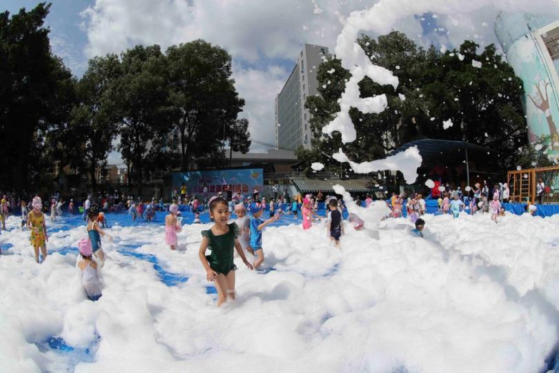 中国各地迎来炎炎夏日，人们戏水消暑，享受清凉和乐趣...