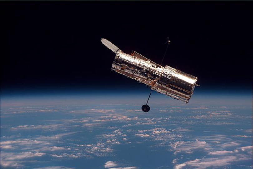 1990年4月25日美國太
空哈勃望遠鏡由發現號
飛機部暑入太空,此後
給世界揭示了遙遠宇宙
的樣子,它己經在太空
運行了30多年...