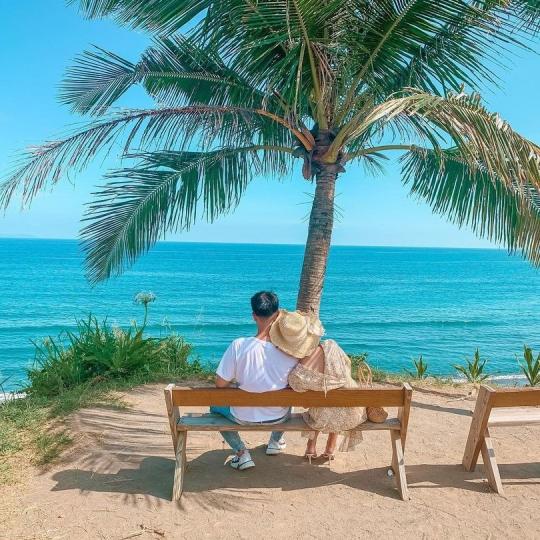 吹著暖暖海風，看著遠方的湛藍海天一色...