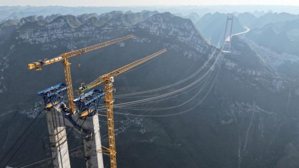 貴州花江峽谷大橋貓道承重索架設完成...