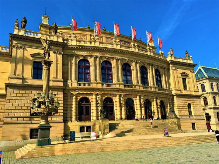 捷克 悲劇人物魯道夫王子 大家或許感到疑惑為何會以奧匈帝國王子來命名捷克的建築物，原因是當時波希米亞國王由奧地利皇帝兼任，因此有些建築物都會以奧匈帝國王室成員來命名的。...