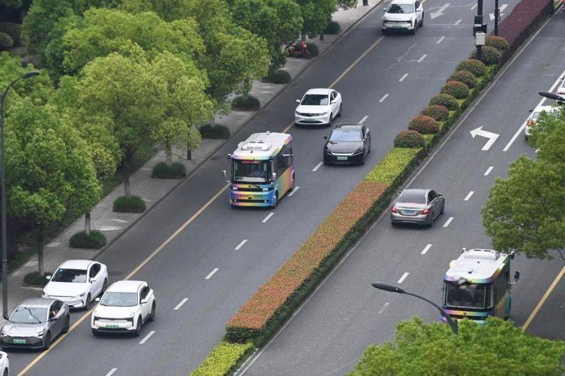 探訪杭州首條自動駕駛公交線路...