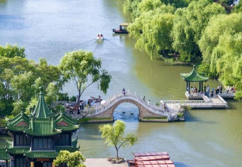 江苏省扬州市瘦西湖风景区绿意盎然...